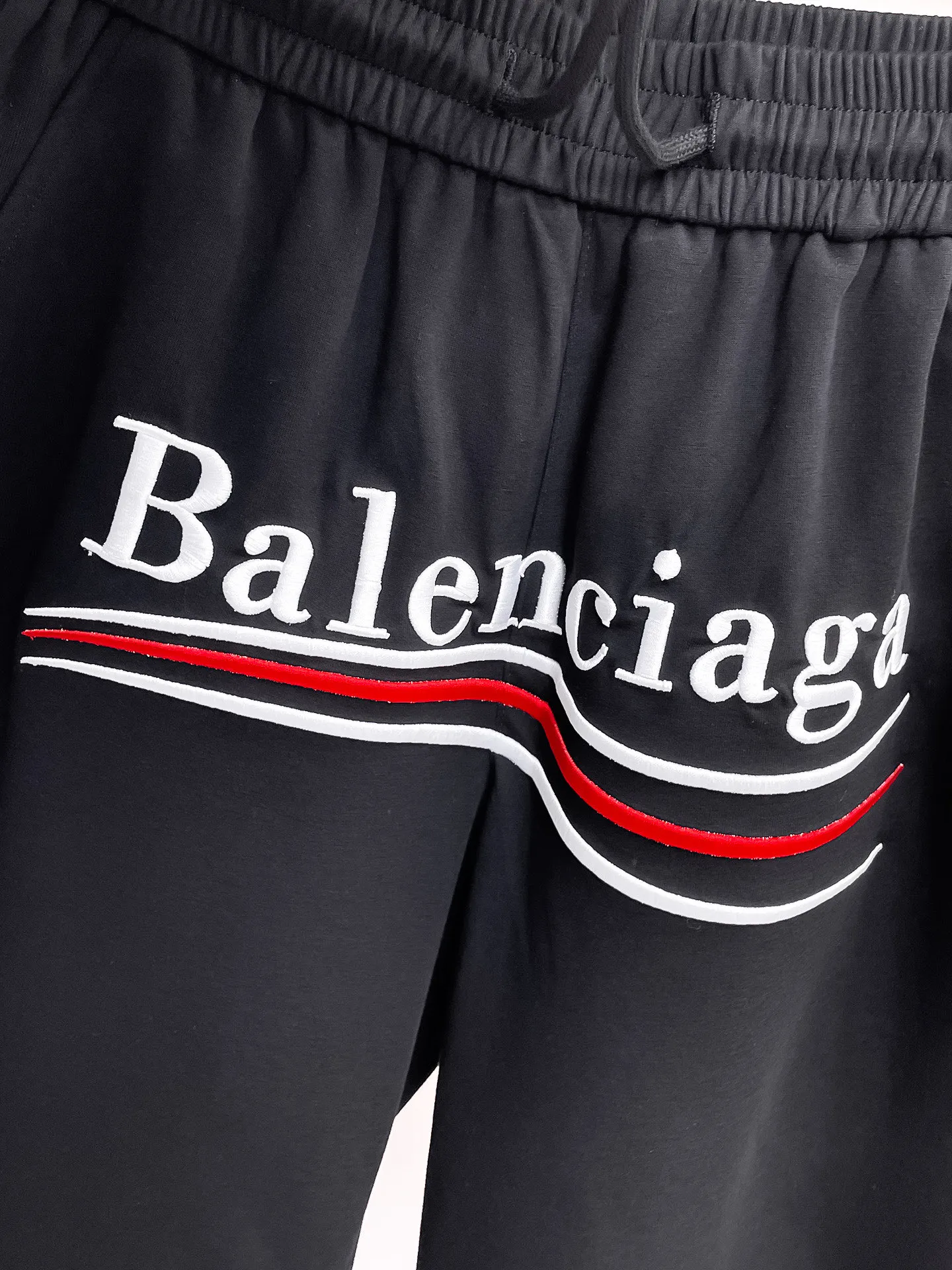 Balenciaga's three-standard complete 2026 summer New Arrival men's casual shorts, advanced custom-made Breathable fabric, Breathable fabric, extremely stretchy and comfortable, impeccable details, top-grade accessories, original logo design concept, delicate and soft feel! The upper body fit is awesome! Size: M-XXXL Please state your height and weight when ordering